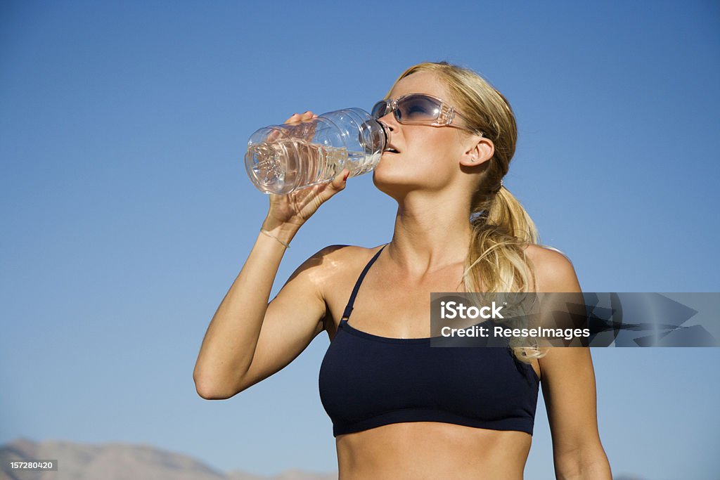 Sportowy Dziewczyna wody pitnej - Zbiór zdjęć royalty-free (Dorosły)