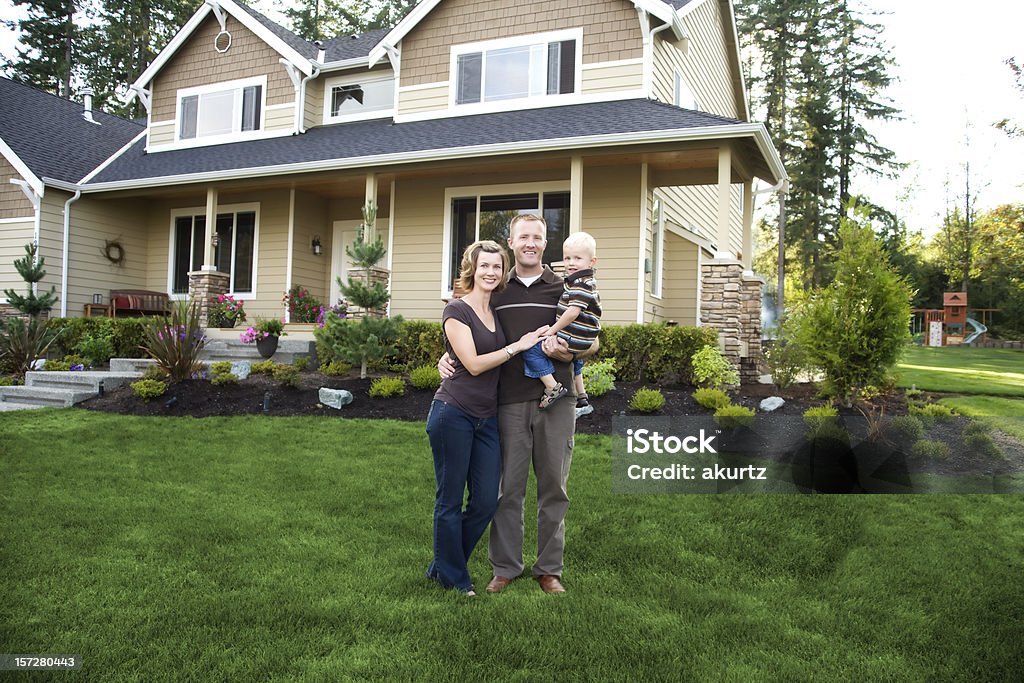 Sana famiglia felice a casa - Foto stock royalty-free di Edificio residenziale