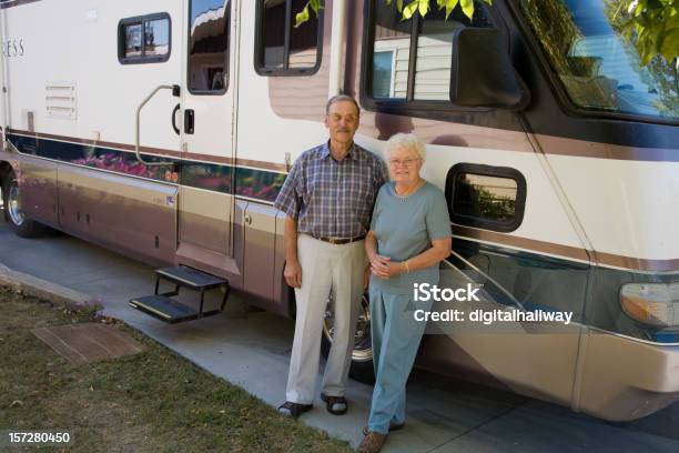 Wohnmobil Senioren Stockfoto und mehr Bilder von 70-79 Jahre - 70-79 Jahre, Aktiver Lebensstil, Aktiver Senior