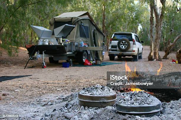 Foto de De Acampamento e mais fotos de stock de Caravana - Atrelado - Caravana - Atrelado, Acampar, 4x4