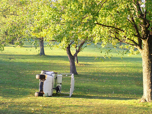 carrinho de golfe acidente anulada em seu lado - golf cart golf mode of transport transportation - fotografias e filmes do acervo