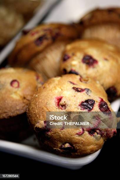 Muffin - Fotografie stock e altre immagini di Muffin - Dolci - Muffin - Dolci, Composizione verticale, Dolce