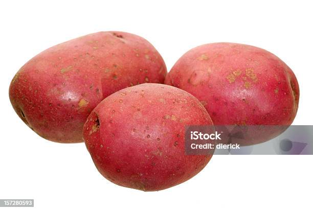 Closeup Imagens De Três Batata Vermelha - Fotografias de stock e mais imagens de Batata vermelha - Batata vermelha, Figura para recortar, Batata Crua