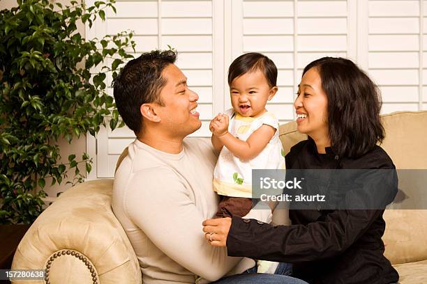 Szczęśliwa Rodzina W Domu W Języku Filipińskim Opłacany Przez Odbiorcę - zdjęcia stockowe i więcej obrazów Dwoje rodziców