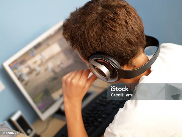 Подросток Сёрфинг В Интернете — стоковые фотографии и другие картинки Вид из-за плеча - Вид из-за плеча, Компьютерный монитор, 14-15 лет