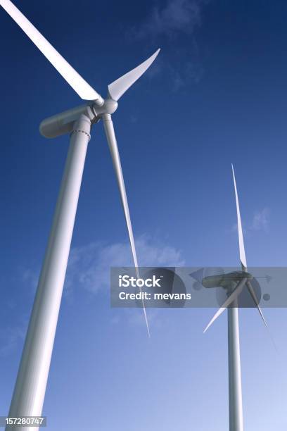 Energía Alternativa Foto de stock y más banco de imágenes de Aerogenerador - Aerogenerador, Aparato de producción de energía, Azul