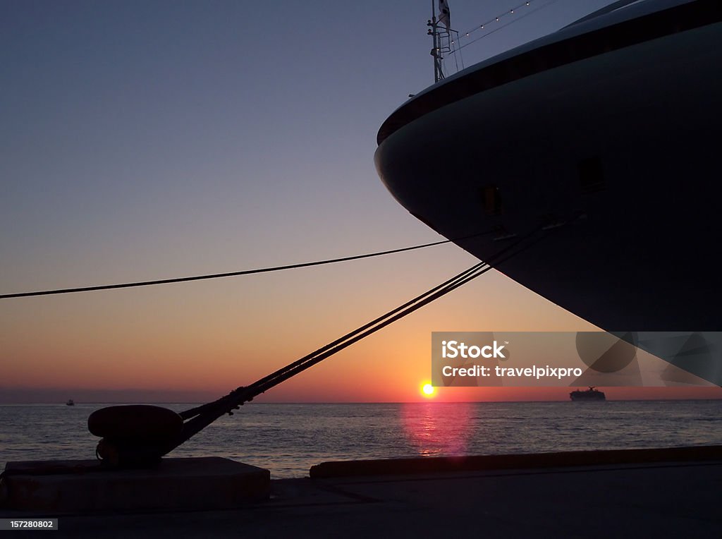 Pôr do sol fora na proa de um Barco de Cruzeiro - Royalty-free Amarrar Foto de stock