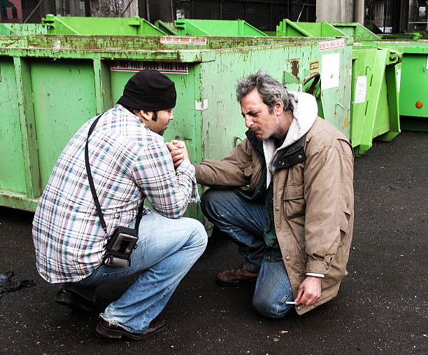 若い男性祈るホームレスギィ - homelessness human hand dirty unhygienic ストックフォトと画像