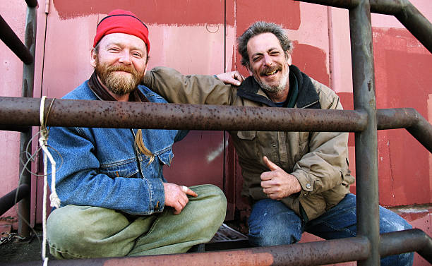 amigos felices macho sin hogar - homelessness men white black fotografías e imágenes de stock