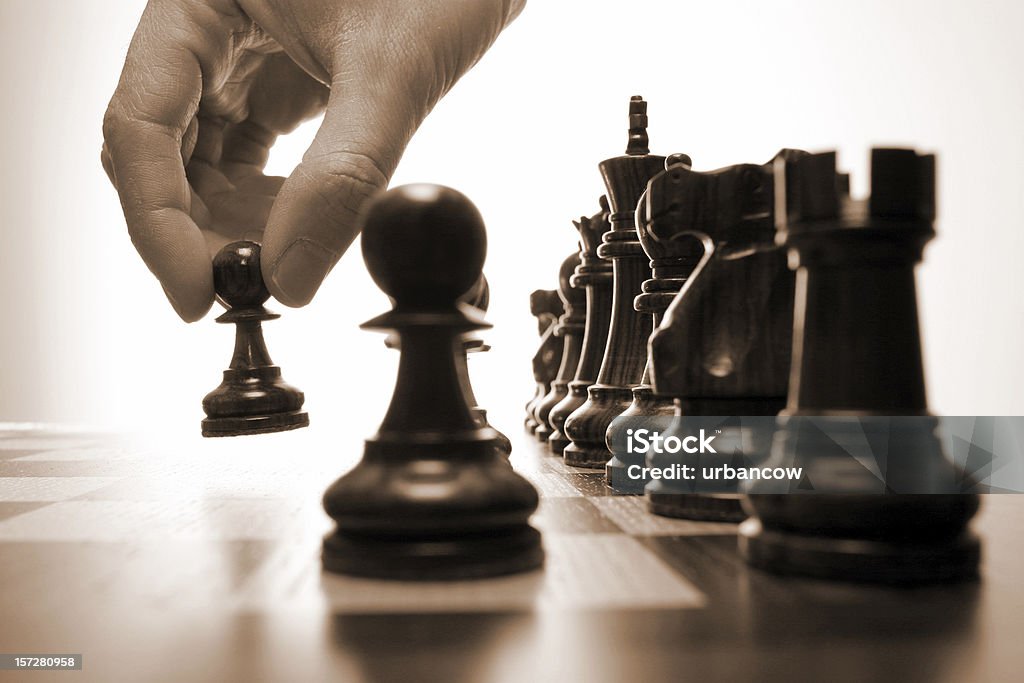 Noir Jeu d'échecs, le premier mouvement - Photo de Pion libre de droits