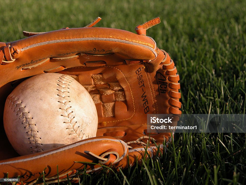 Бейсбольная перчатка держит Софтбол - Стоковые фото Массачусетский технологический институт роялти-фри