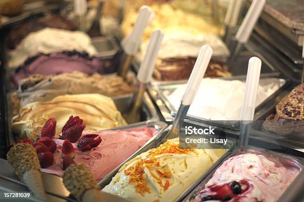 Helados En El Escaparate De Una Tienda Foto de stock y más banco de imágenes de Gelato - Gelato, Helado - Comida dulce congelada, Roma - Italia