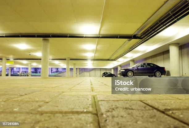 Parque De Estacionamento - Fotografias de stock e mais imagens de Carro - Carro, Cidade, Coluna arquitetónica