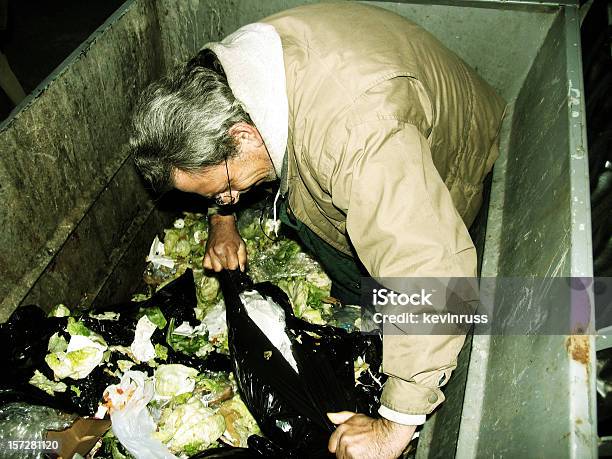 Photo libre de droit de Homme Sansabri Dans La Benne À Ordures banque d'images et plus d'images libres de droit de Benne à ordures - Benne à ordures, Chercher, Aliment