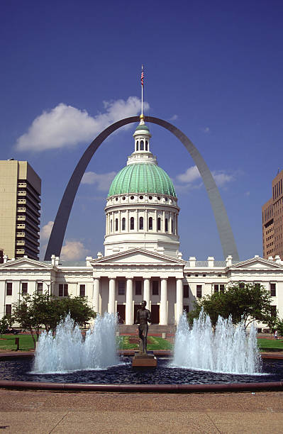 istock Arch at St. Louis and the Old Courthouse 157281302