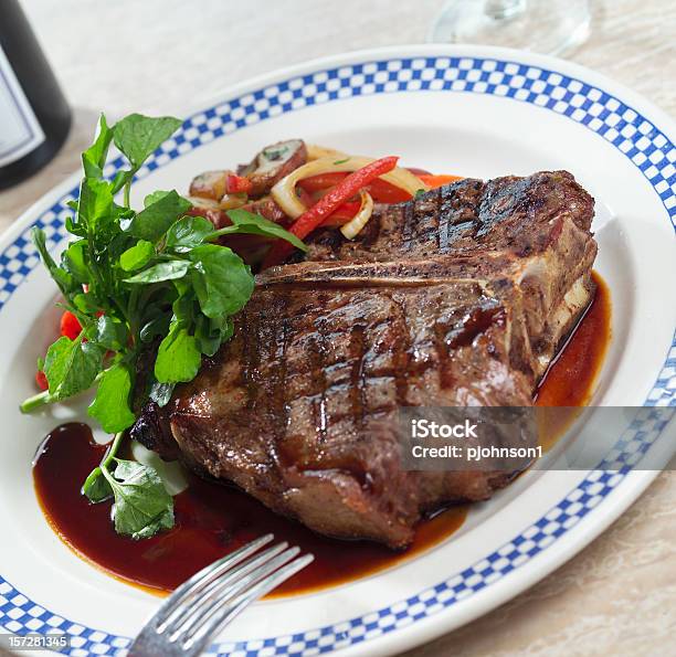 Porterhouse Steak Stockfoto und mehr Bilder von T-Bone-Steak - T-Bone-Steak, Porterhouse-Steak, Essbare Verzierung