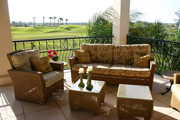 exclusivo balcón con vista al campo de golf - balcony house golf home interior fotografías e imágenes de stock