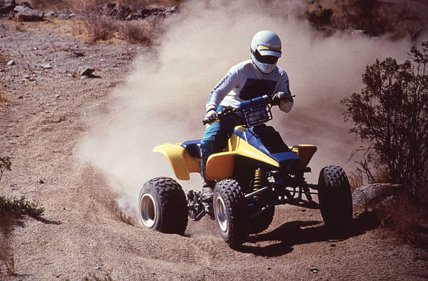 atv quad runner - off road vehicle quadbike motocross desert - fotografias e filmes do acervo