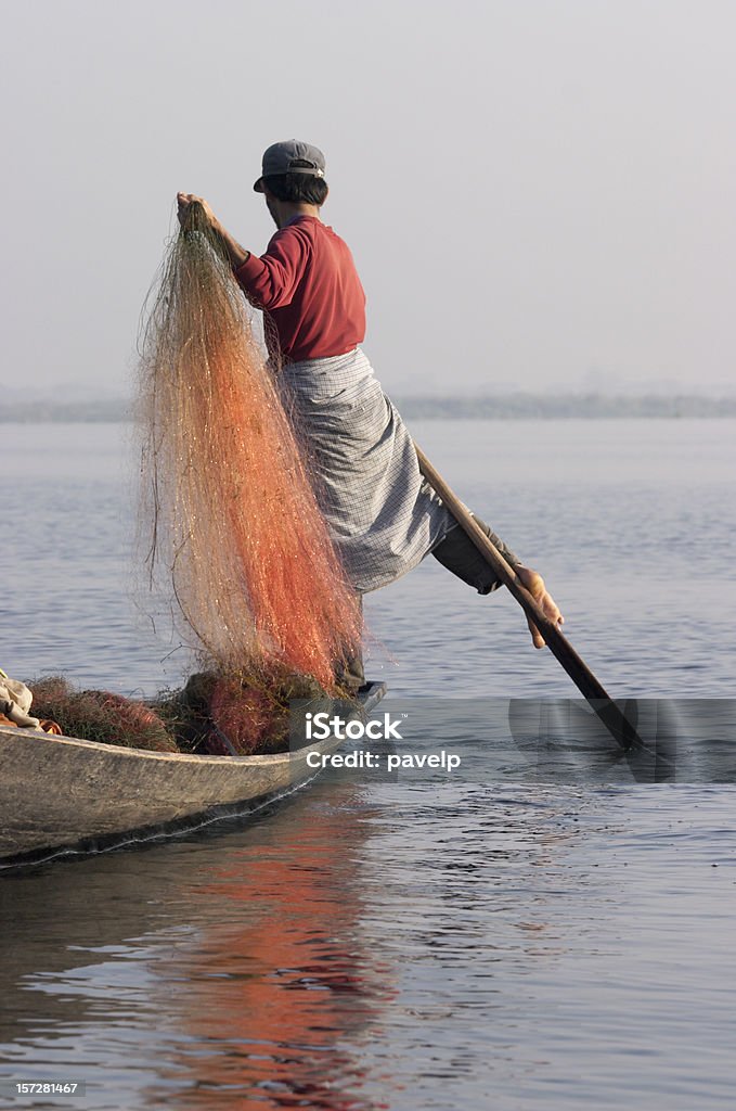 Ширина-гребля Fisherman - Стоковые фото Intha Fisherman роялти-фри