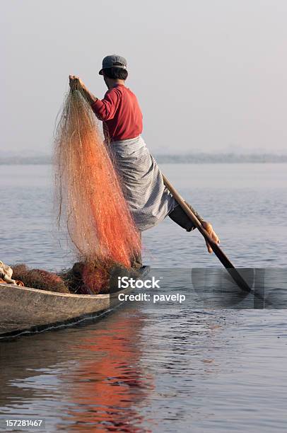 Ширинагребля Fisherman — стоковые фотографии и другие картинки Intha Fisherman - Intha Fisherman, Аборигенная культура, Вертикальный