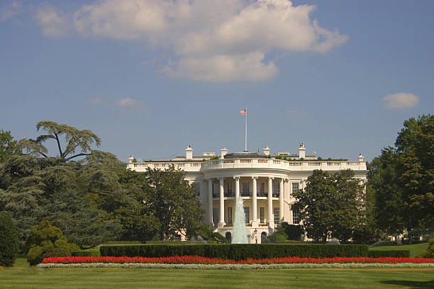 la maison blanche à washington d.c. depuis son jardin - white house president of the usa lafayette square eastern usa photos et images de collection