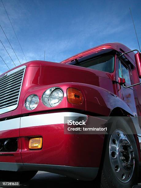 Vermelho Semi Gleaming - Fotografias de stock e mais imagens de Motorista de Camião - Motorista de Camião, 18-19 Anos, Acima