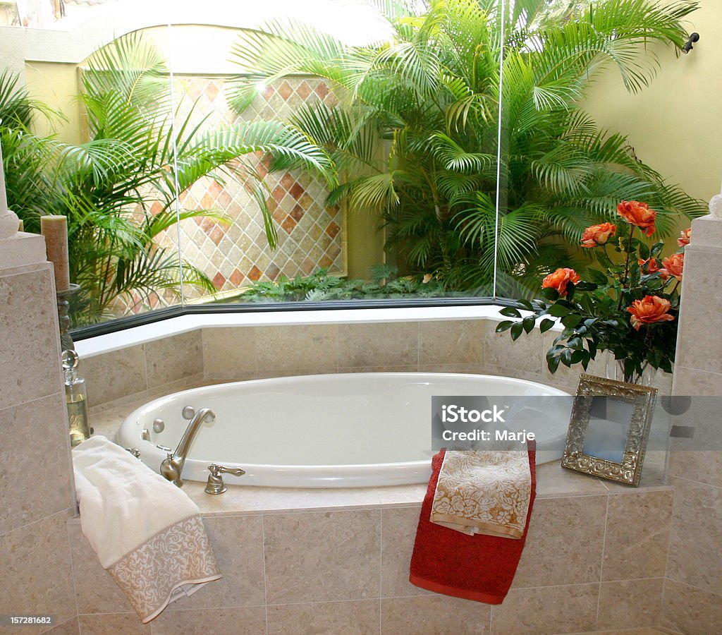 Bagno Tropical con vista giardino - Foto stock royalty-free di Ambientazione interna