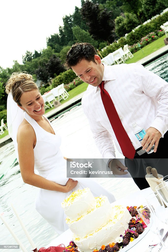 Mariée et un marié couper un gâteau de mariage - Photo de Adulte libre de droits