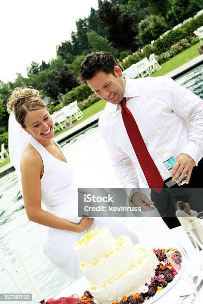 Noiva E Noivo Corte Do Bolo De Casamento - Fotografias de stock e mais imagens de Adulto - Adulto, Amor, Ansiedade