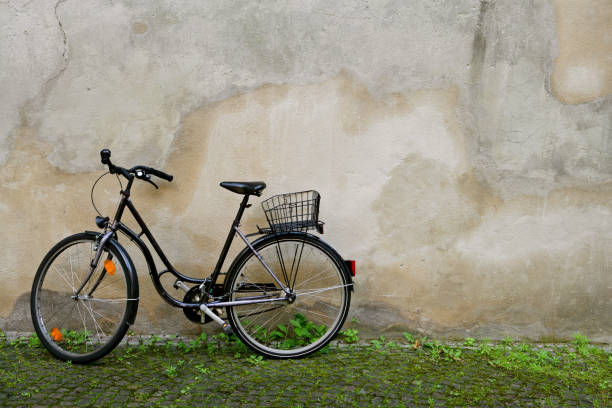 istock Bike & grunge wall 157281799