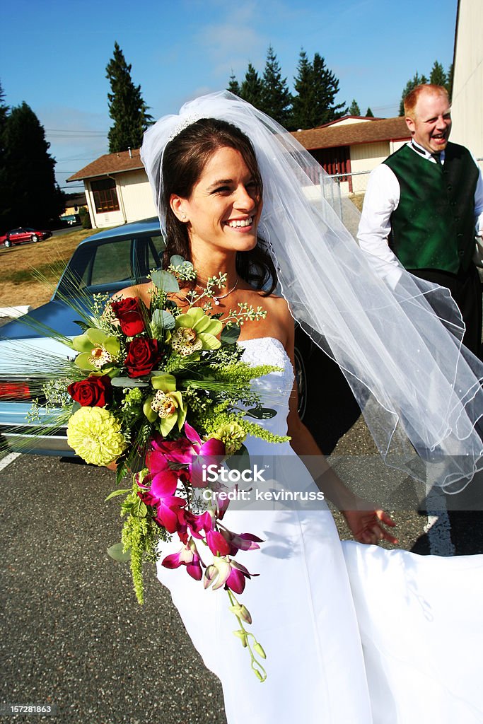 Noiva com sua grande Boquet de flores - Foto de stock de Adulto royalty-free