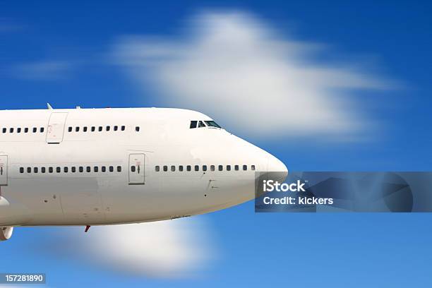 Нос Самолёта На Высокой Скорости — стоковые фотографии и другие картинки Самолёт - Самолёт, Воздушный транспорт, Без людей