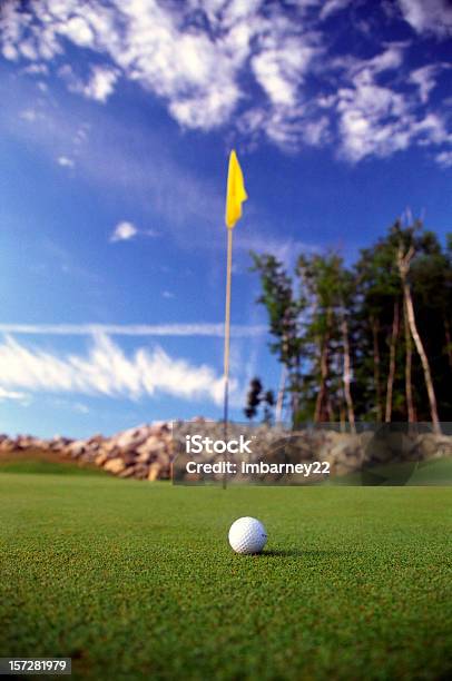 Bola De Golfe No Verde - Fotografias de stock e mais imagens de Atirar à Baliza - Atirar à Baliza, Bandeira, Bandeira de Golfe