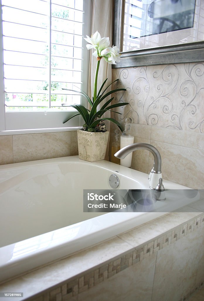 Ванна с белый цветок - Стоковые фото В помещении роялти-фри