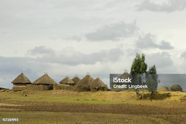 Landschaft Mit Hütten In Äthiopien Stockfoto und mehr Bilder von Ausgedörrt - Ausgedörrt, Horn von Afrika, Trockenlandschaft