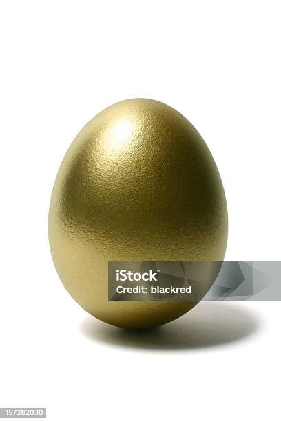 Goldenes Ei Auf Weißem Hintergrund Stockfoto und mehr Bilder von Einzelner Gegenstand - Einzelner Gegenstand, Ersparnisse, Farbbild