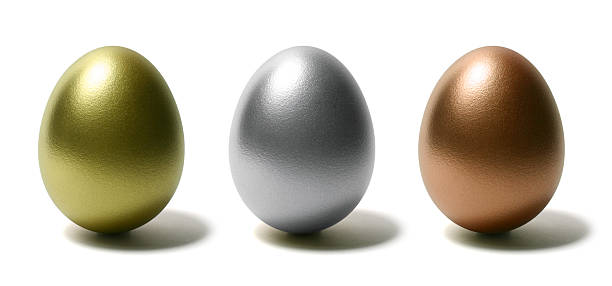 골드, 실버, 브론즈 에그스 흰색 배경의 - wealth eggs animal egg easter egg 뉴스 사진 이미지