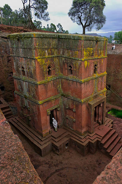 ставка giorgis, ethiopia. lalibela высеченными в камне st george церковь - rock hewn church стоковые фото и изображения