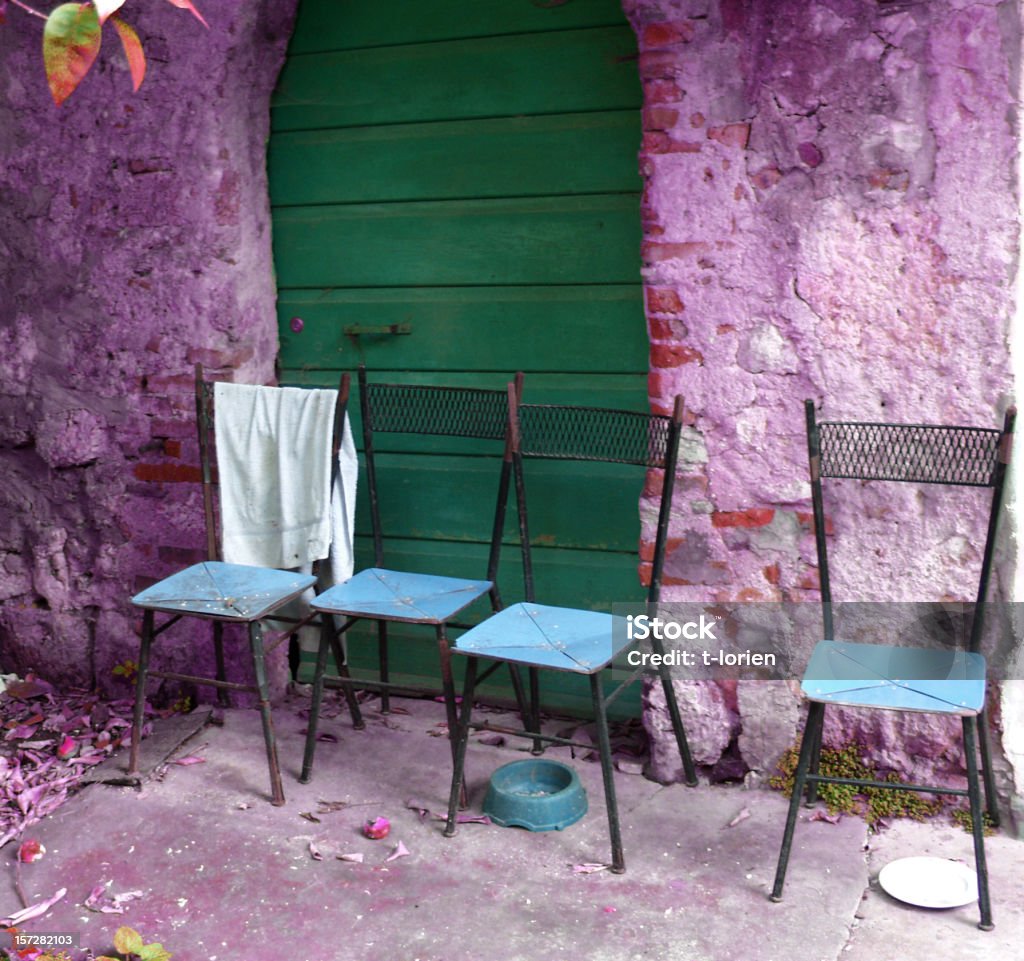 Violet maison & de quatre chaises. - Photo de Porte - Entrée libre de droits