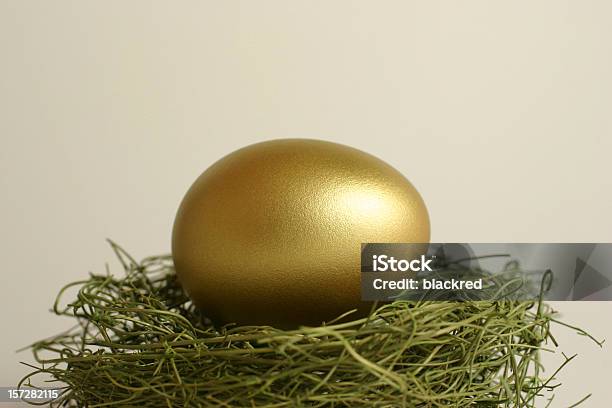 Ouro Ovos Em Um Ninho - Fotografias de stock e mais imagens de Conceitos e tópicos - Conceitos e tópicos, Crescimento, Dourado - Cores