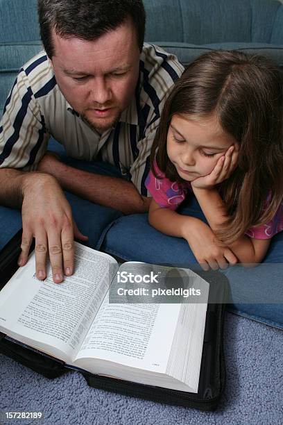 Padre E Figlia Di Lettura Della Bibbia - Fotografie stock e altre immagini di 6-7 anni - 6-7 anni, Adulto, Bambine femmine