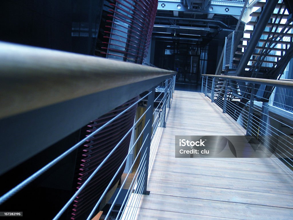 Faixa de pedestres de madeira com balaústres dentro de um edifício. - Foto de stock de Aço royalty-free