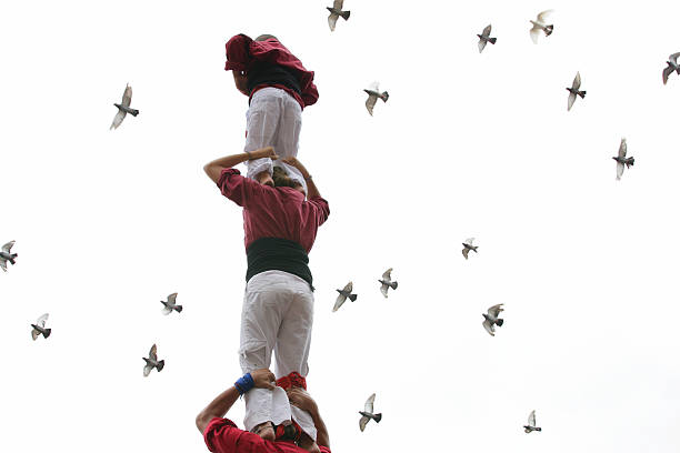 menschliche tower & doves - castellers stock-fotos und bilder