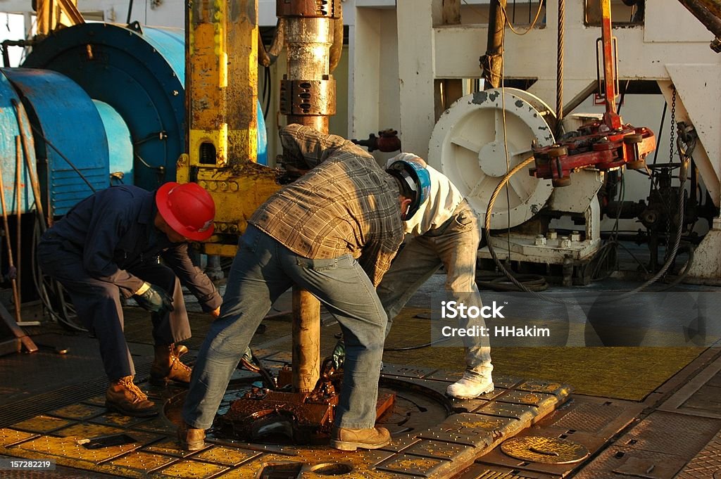 Hacer una conexión - Foto de stock de Plataforma petrolífera libre de derechos