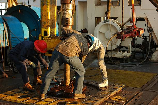 créer un connexion - engineer oil rig oil field manual worker photos et images de collection