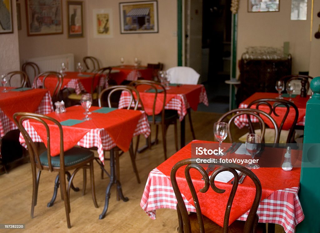 Café con manteles rojos - Foto de stock de Pizzería libre de derechos