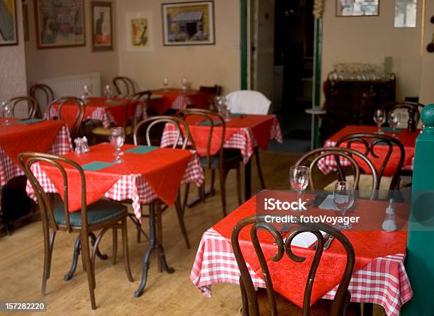 Photo libre de droit de Café Avec Des Nappes Rouge banque d'images et plus d'images libres de droit de Pizzeria - Pizzeria, Nappe, Restaurant