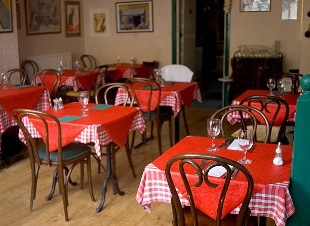 cafe, com toalhas de mesa vermelha - pizzeria - fotografias e filmes do acervo