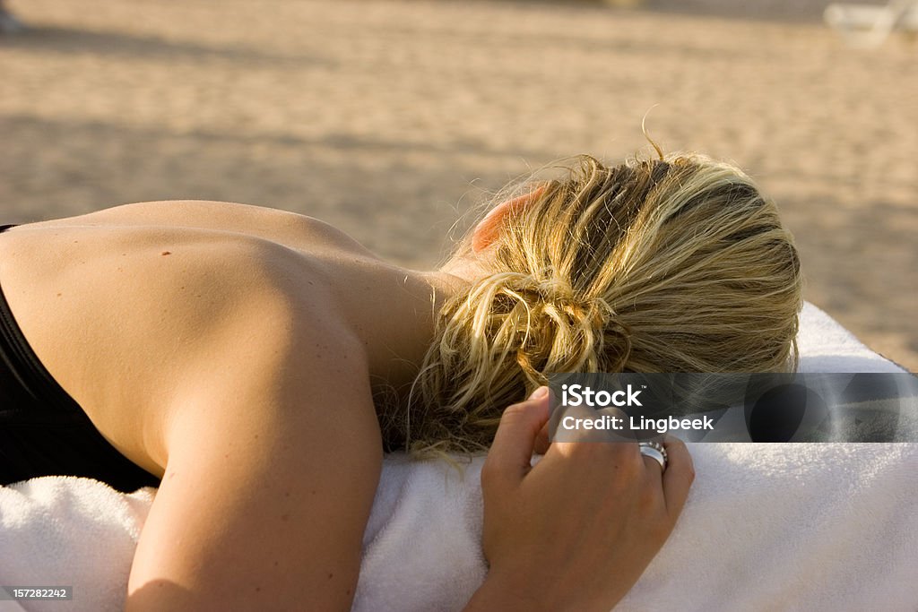 Menina de bronzeamento - Royalty-free Ilha de Ibiza Foto de stock
