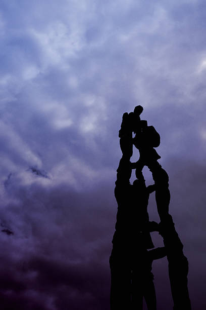 menschen gebäude ein menschliches castle - castellers stock-fotos und bilder